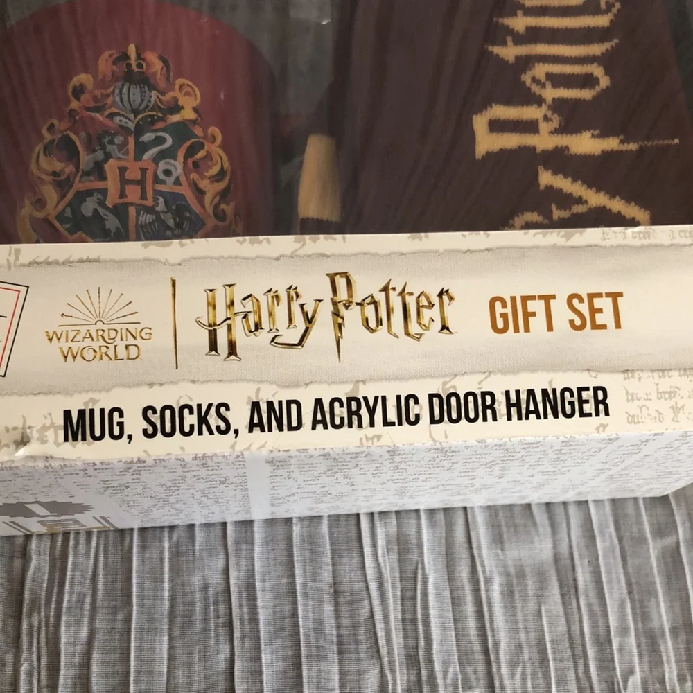 HARRY POTTER Hogwarts gift set ceramic mug pair socks acrylic door hanger NWT